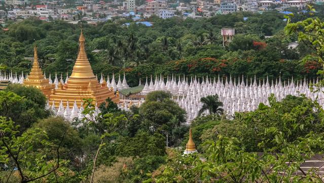 Sandamuni Paya vom Mandalay Hill aus gesehen, Myanmar. Es ist das grösste grösste Buch der Welt. Dieses heilige Buch  wird in der Kuthodaw Pagoda aufbewahrt. In den kleinen Pagoden des Tempels wird je eine Seite des Kommentars zum Tipitaka gezeigt. Darum nennt man diese Anlage "das grösste Buch der Welt".